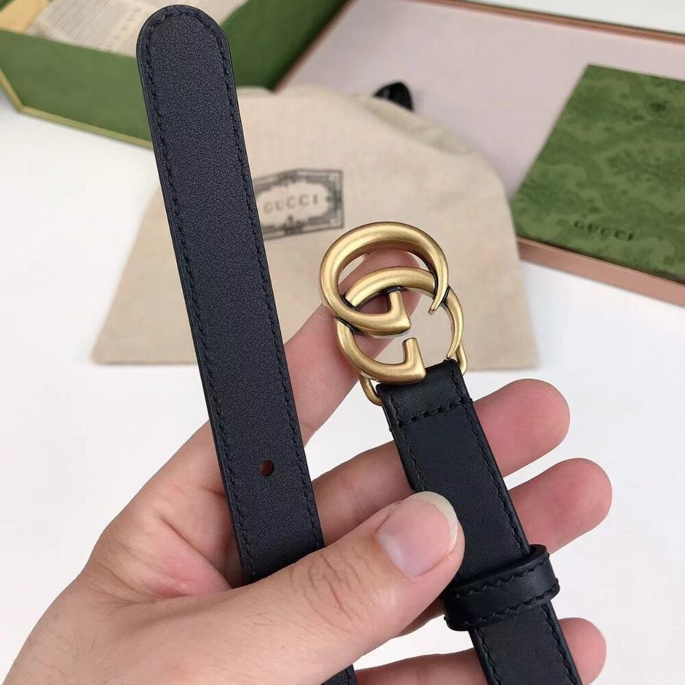 Gucci Elegant Red Leather Belt with Gold Buckle - Picture 2 of 6